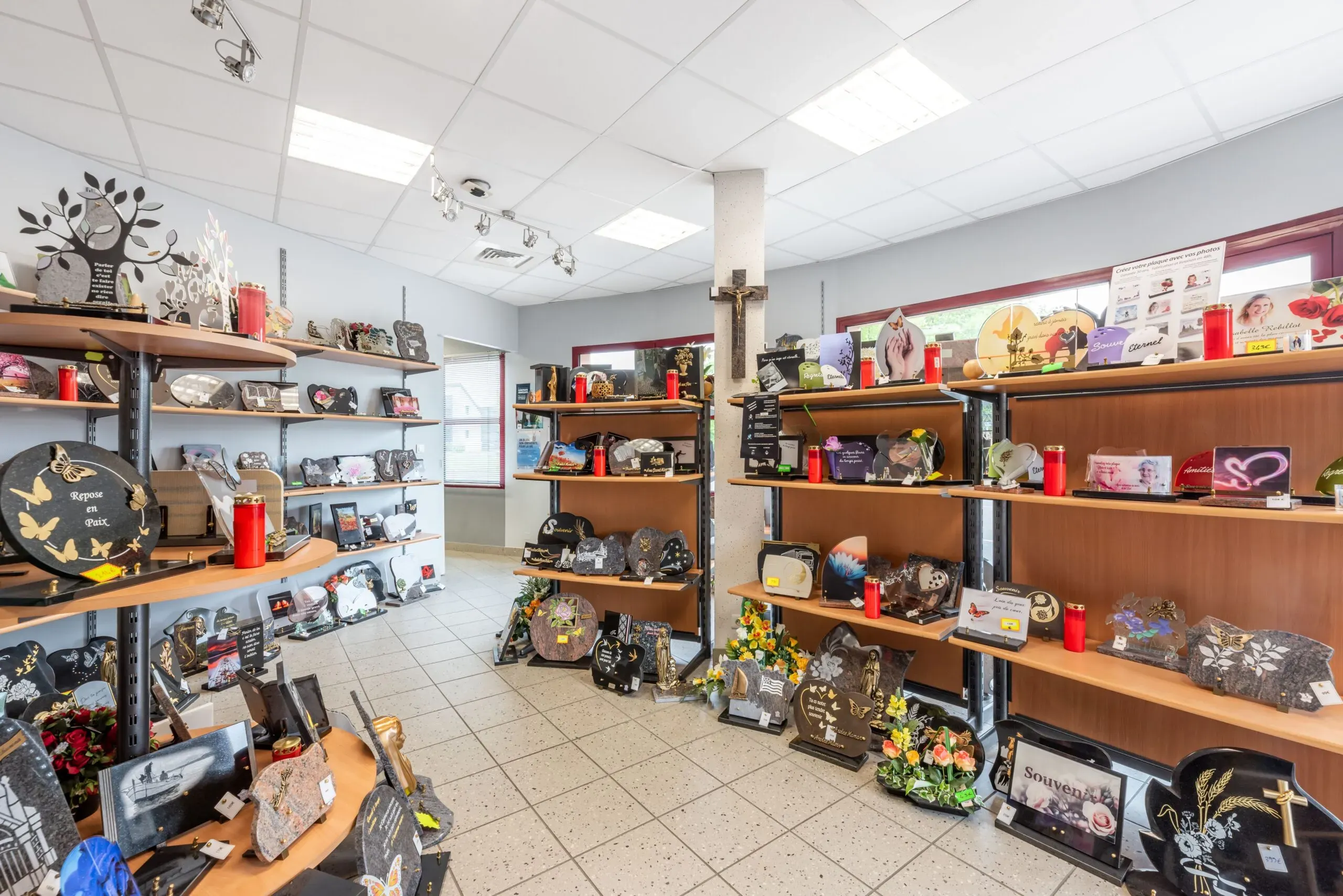 Exposition de plaques funéraires personnalisées et souvenirs dans un magasin d'obsèques.