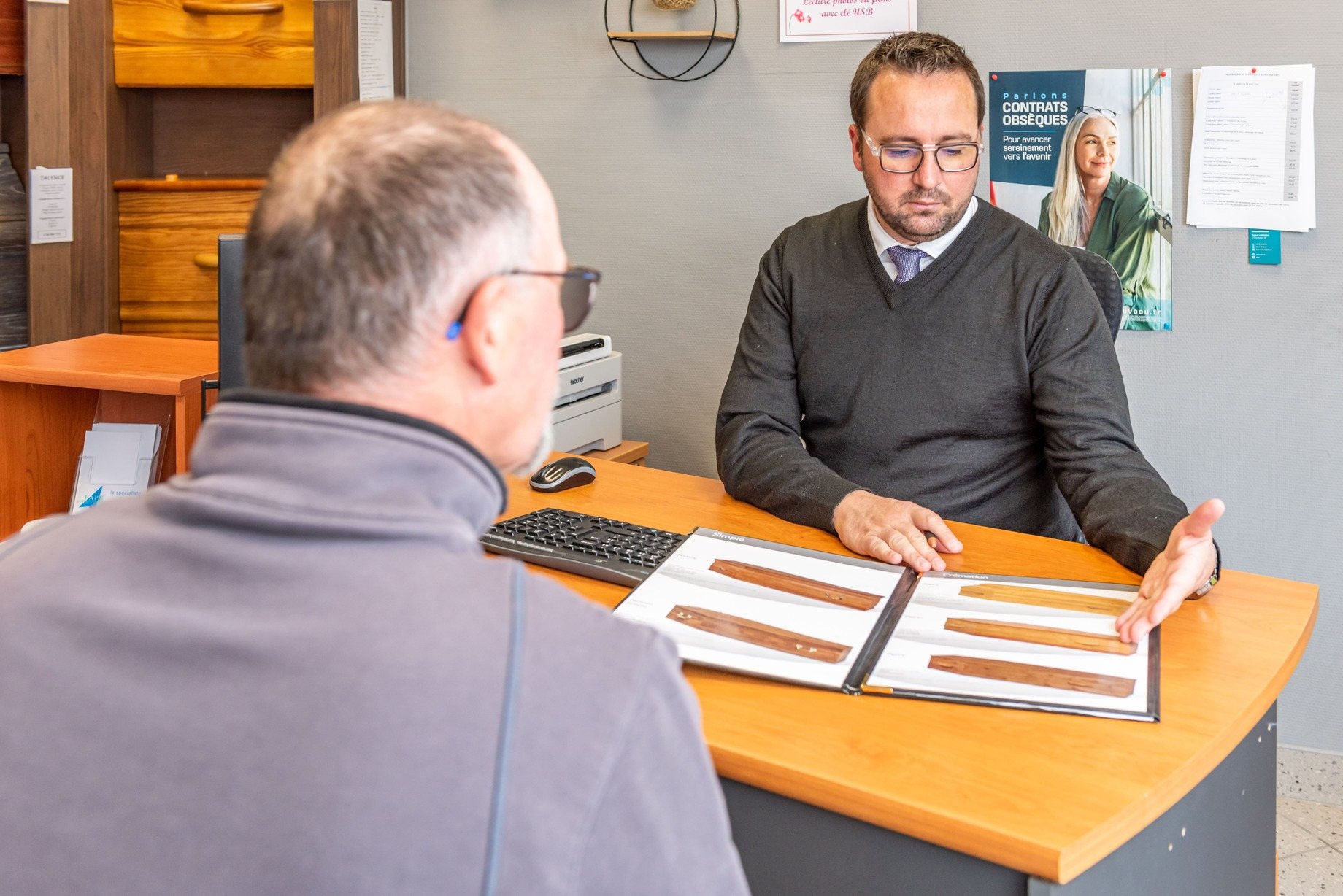 conseiller funeraire aidant une personne