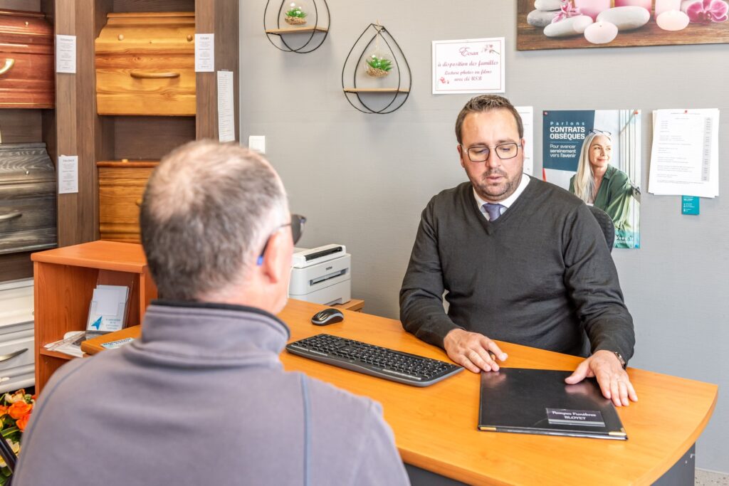 conseiller funeraire aidant une personne